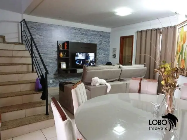 Excelente sobrado não geminado à venda em condomínio fechado, ideal para quem bu...