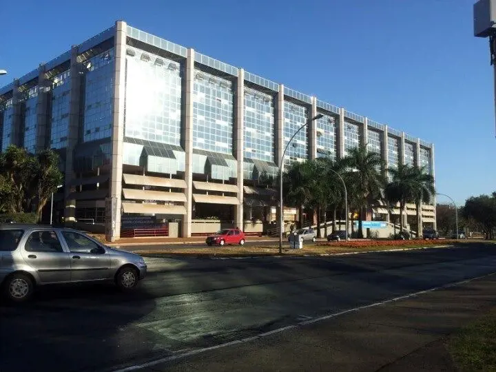 - SALA COMERCIAL COM GARAGEM, NO CENTRO DA CIDADE COM EXCELENTE LOCALIZAÇÃO, EST...