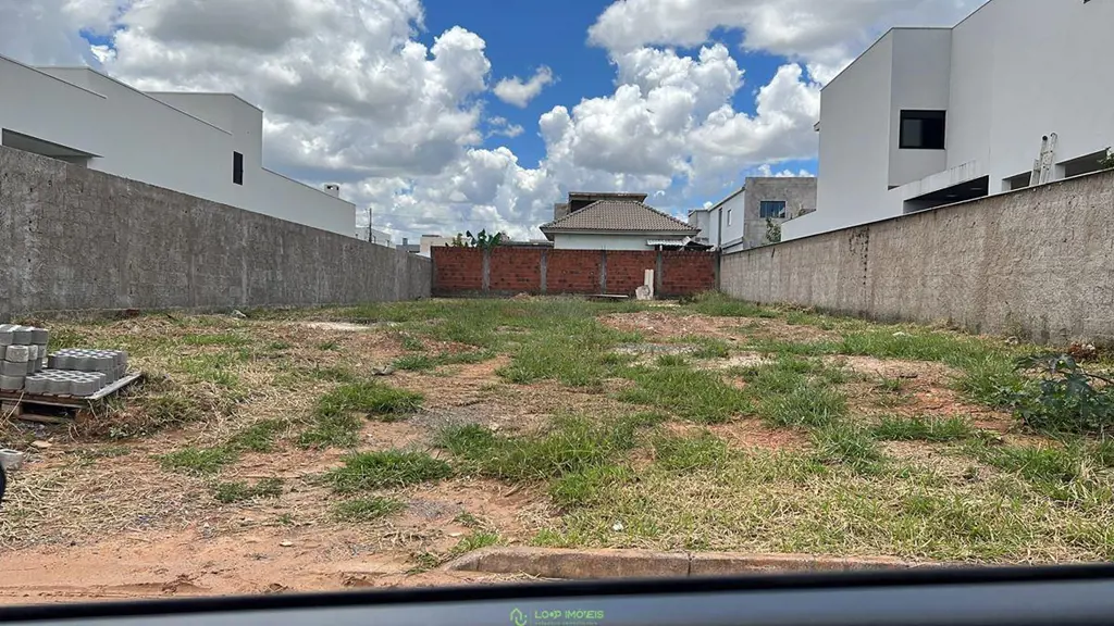 A Loop Imóveis vende Excelente lote no condomínio Alto da Boa Vista em Sobradinh...