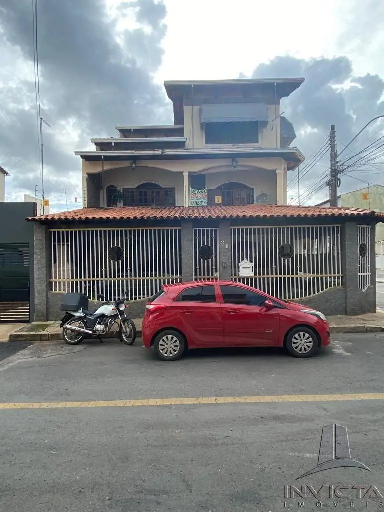Lindo sobrado a venda no Riacho Fundo 1, situada na QS 06.Térreo:Garagem para at...