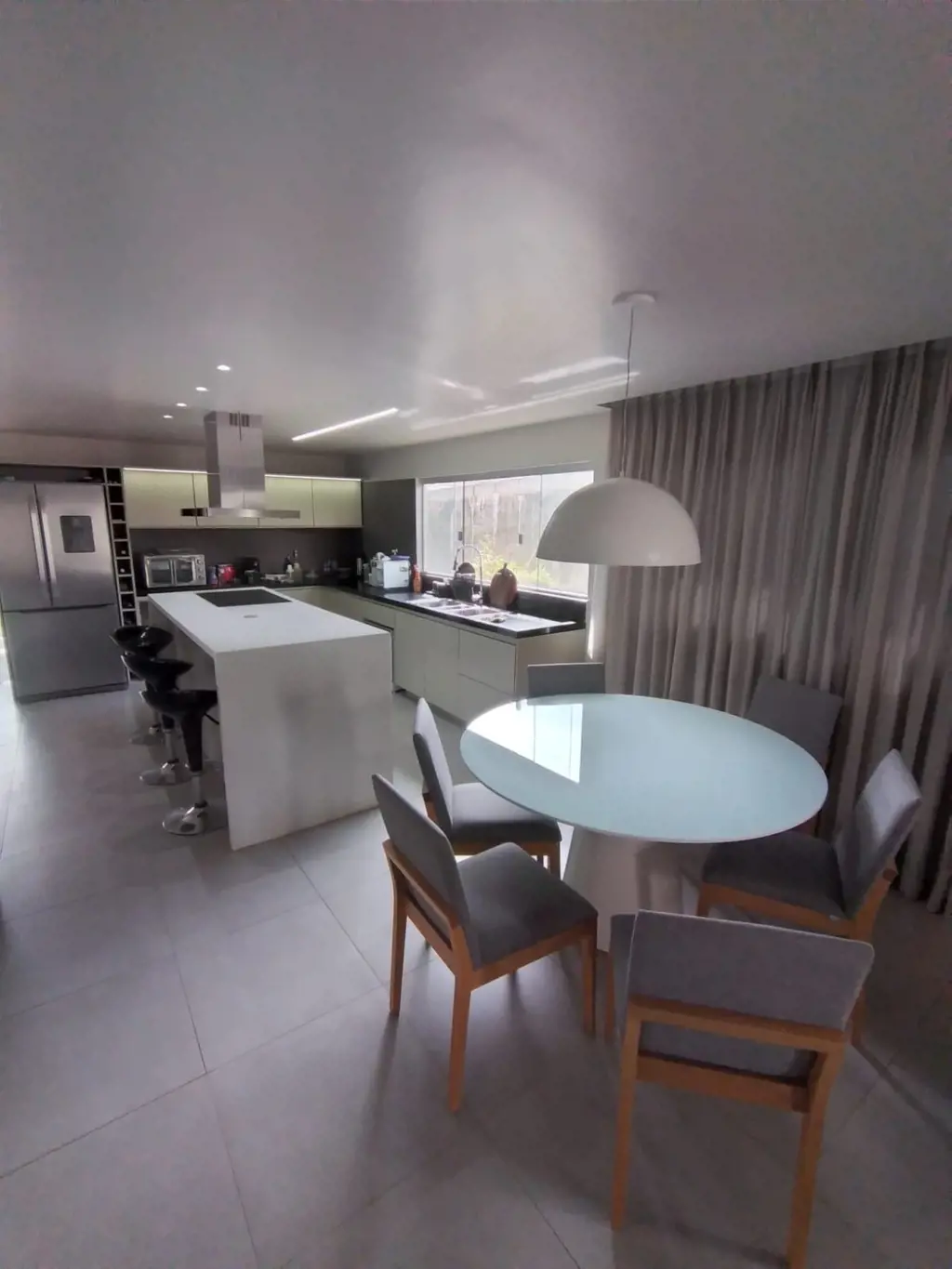 ARNIQUEIRASEXCELENTE LOCALIZAÇÃOCASA DENTRO DE CONDOMÍNIOLOTE 400M²SALA AMPLA CO...