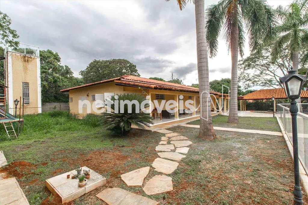 Ótima opção de cada térrea ampla na quadra 23 do Park Way. São aproximadamente 5...