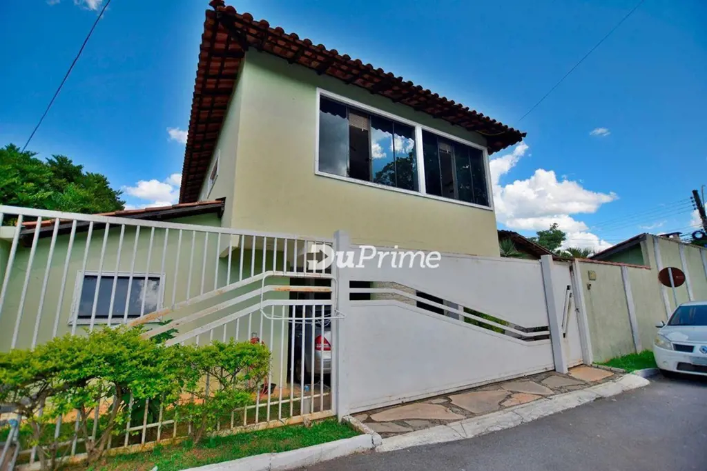 Duprime Imobiliária VENDE Casa de esquina bem localizada, Condomínio Estância Ja...