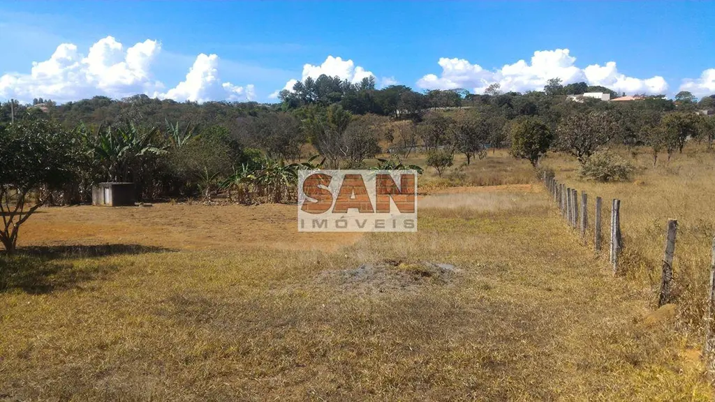 Vendo 4,5 hectares semi plana cercada, e córrego passando perto. 10/02/23