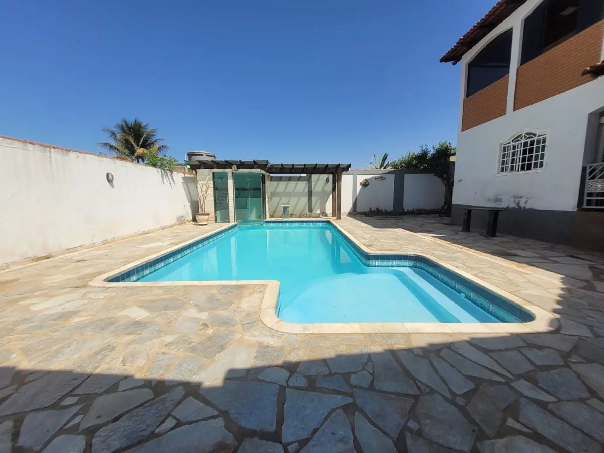 Casa na Rua 3 de Vicente PiresLote: 800 metrosÁrea construída: 350 metrosCASA TÉ...