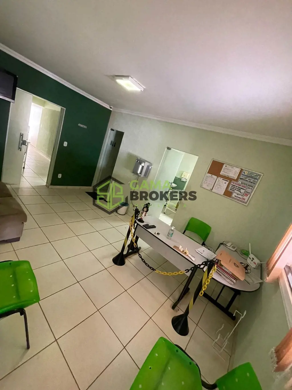 Clínica CompletaPodendo ser adaptada para clínica médica, dentista, pet shop, e ...