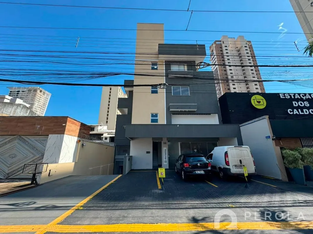 Apartamento Cobertura Comercial/Residencial, com três quartos sendo três suítes,...
