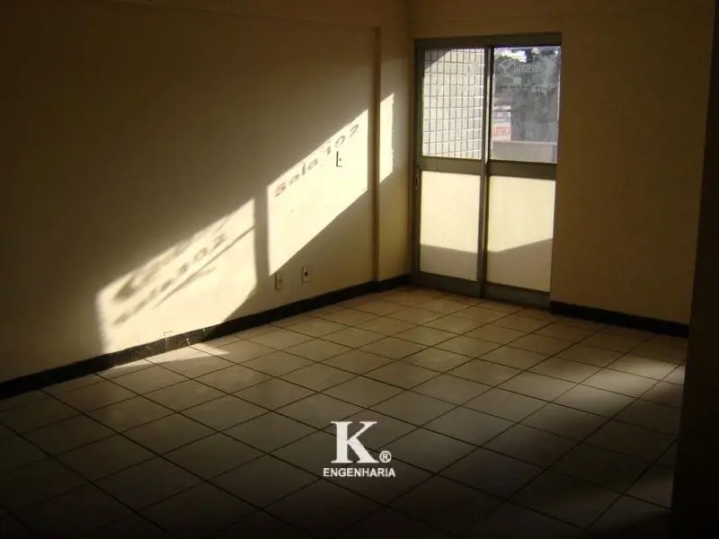 Salas comerciais com áreas que variam de 28 m2 a 36 m2, todas com banheiro priva...