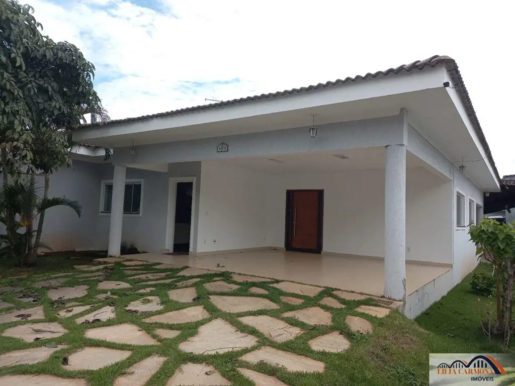 CASA TÉRREA - MELHOR LOCALIZAÇÃO - ENTRE LAGOSConta com duas construções com áre...