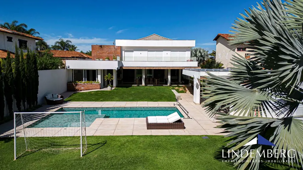 A renomada arquiteta Ana Carla Noleto, transformou 986m2 de área total em fino a...