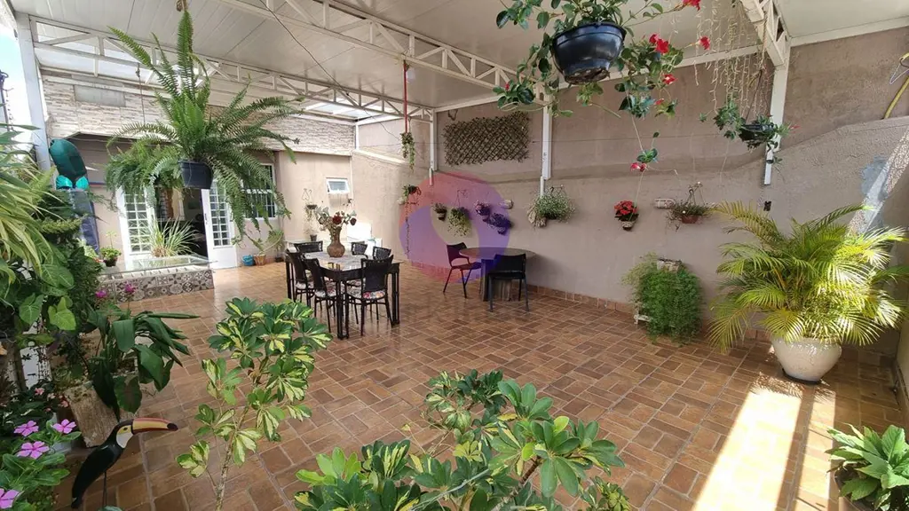 Esta casa tipo sobrado no Núcleo Bandeirantes é a escolha perfeita para quem bus...