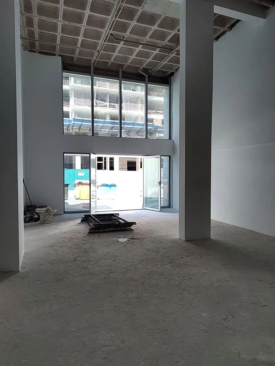 Residêncial Joy Loja nova com mezanino de frente para a avenida Copa e banheiros...