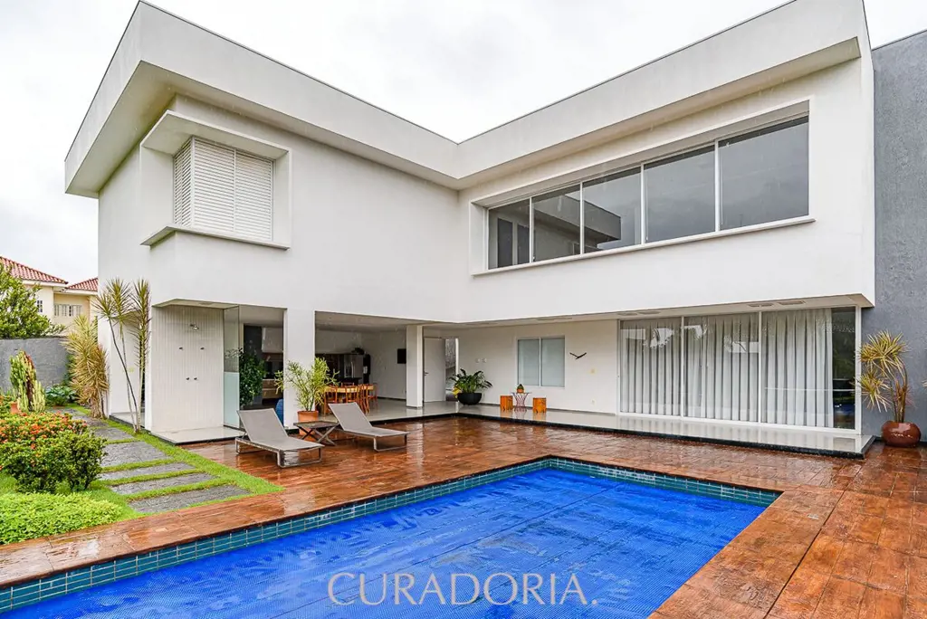 Localizada em condomínio seguro e muito tranquilo esta linda casa completamente ...