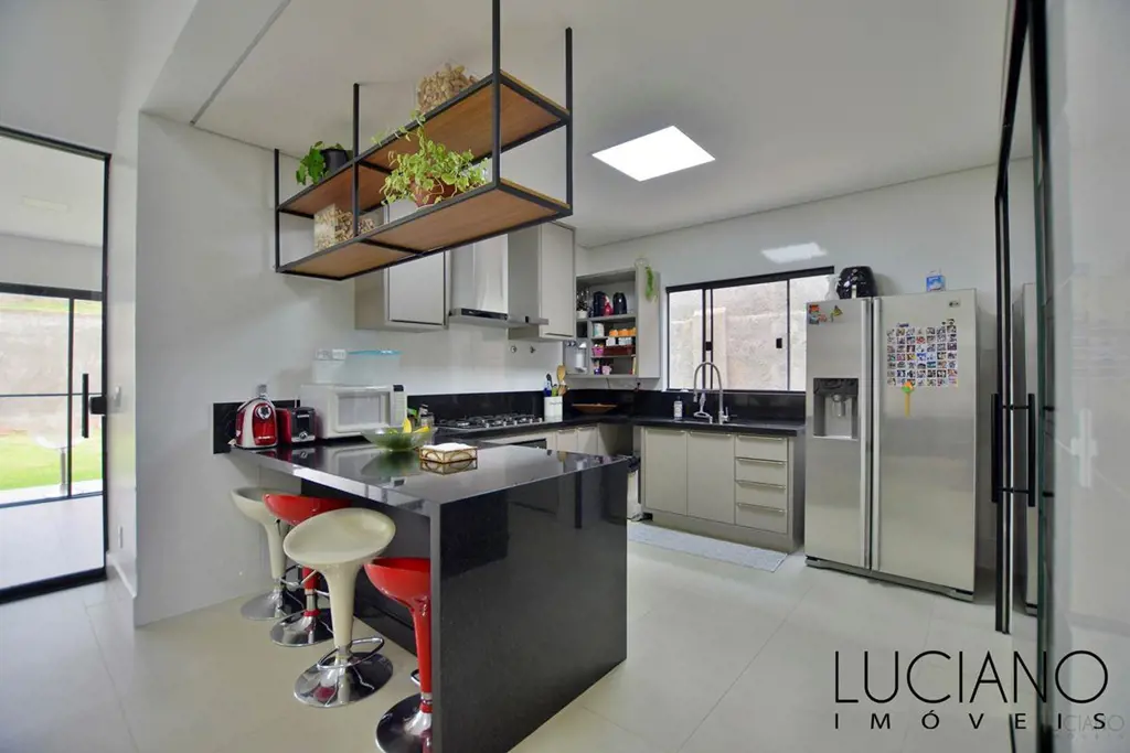 - Casa Nova e térrea!- Descrição:- Sala com pé direito duplo;- Três suítes com a...