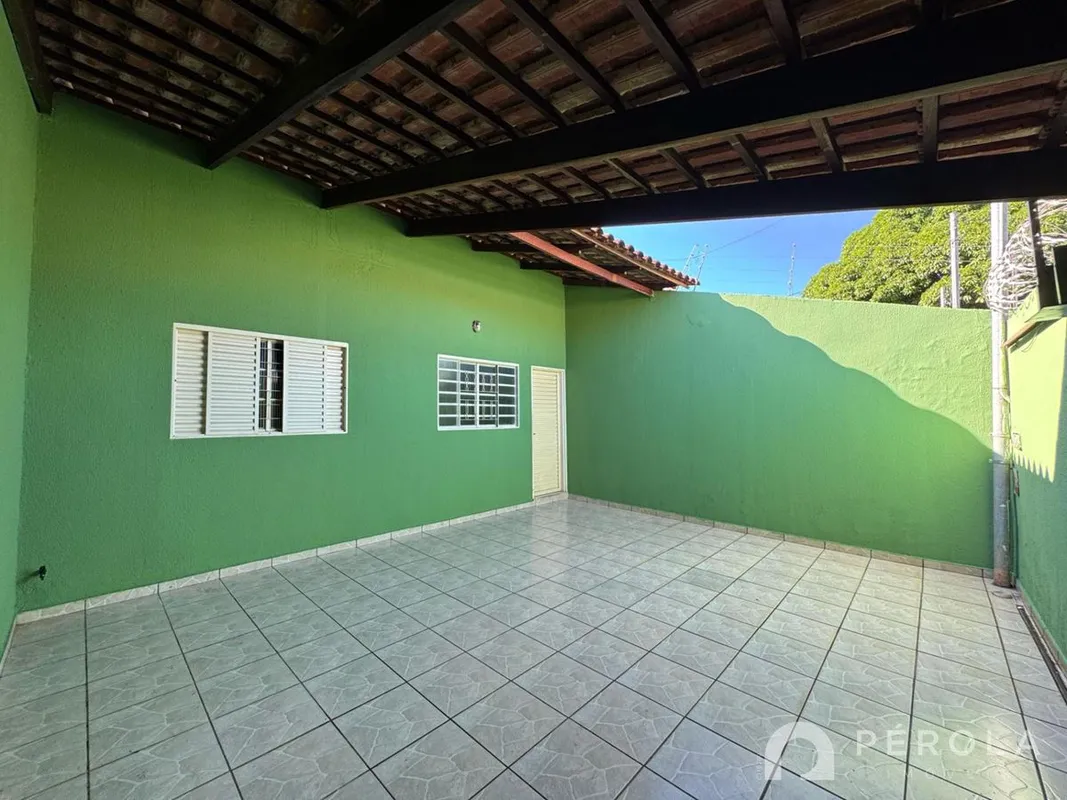Casa geminada com dois quartos, banheiro social, sala, cozinha e área de serviço...