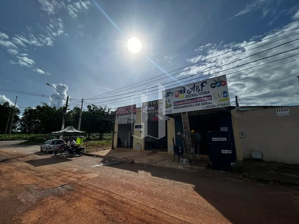 Terreno com 293 m² com 03 salas comerciais co  45 m² de área, cada uma. e com ár...