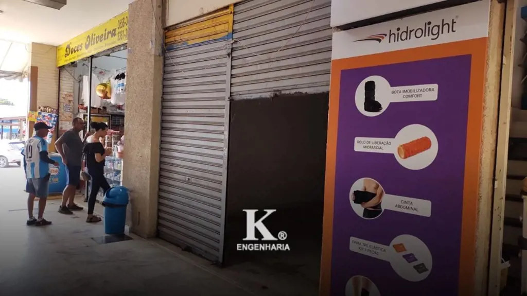 Edifício comercial de fácil acesso que possui salas comerciais, todas com banhei...