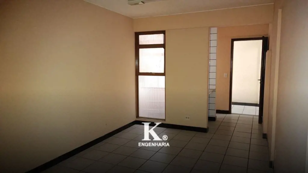 Salas comerciais com áreas que variam de 28 m2 a 36 m2, todas com banheiro priva...