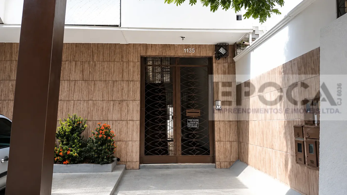 APARTAMENTO TÉRREO SENDO 02 QUARTOS COM ARMÁRIOS, SALA, COZINHA COM ARMÁRIO EMBA...