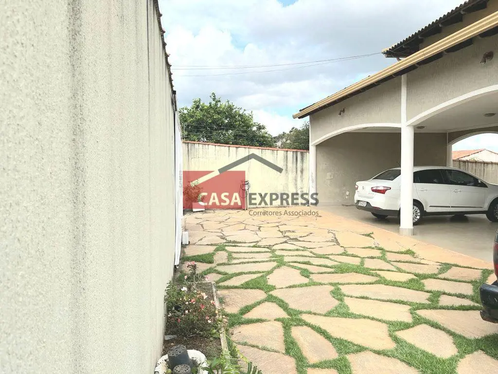 Linda Casa no Setor de mansões!! Imóvel diferenciado com um terreno espetacular!...