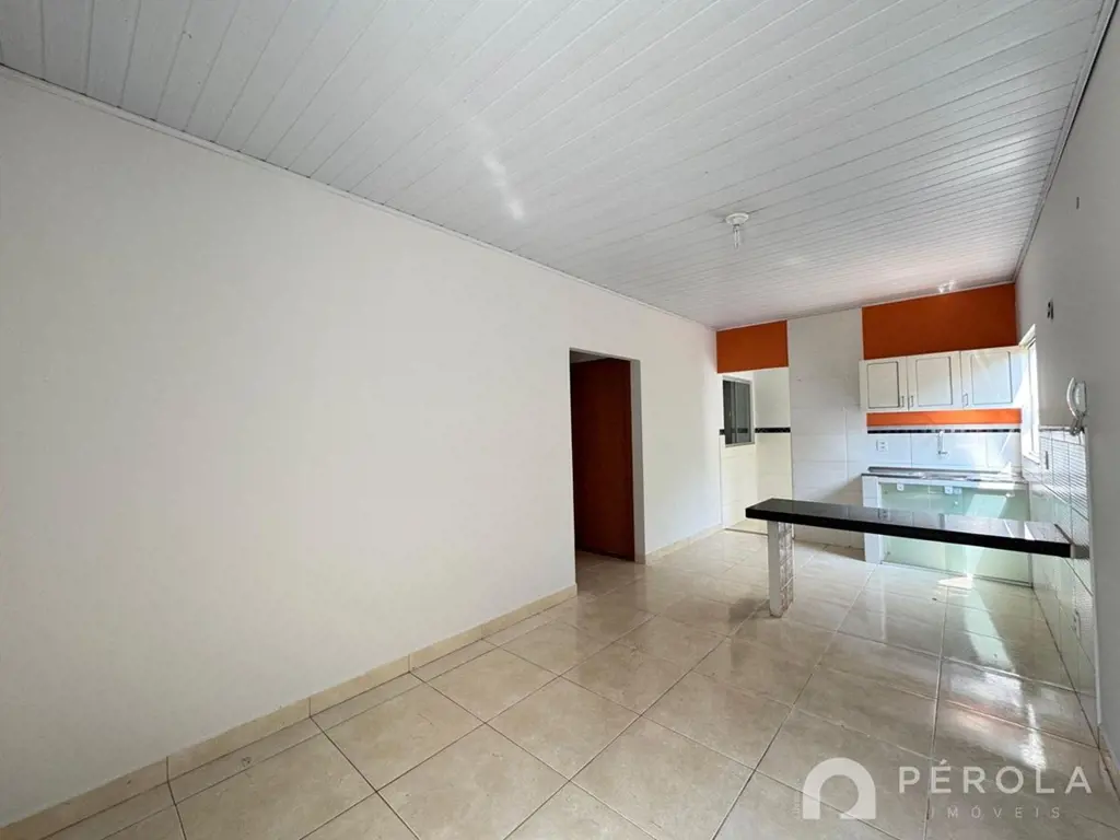 Casa com dois quartos, sala ampla com cozinha integrada, banheiro social e área ...