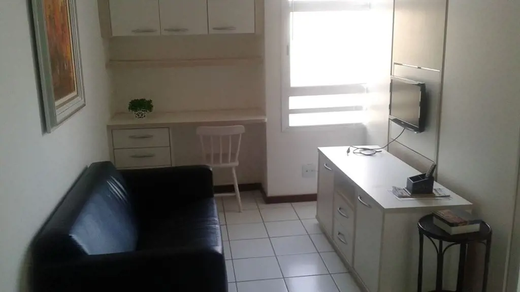 TRATA-SE DE UMA ÓTIMA KIT-NET MOBILIADA, DIVIDIDA, COM GARAGEM, ELEVEDOR, EM CON...