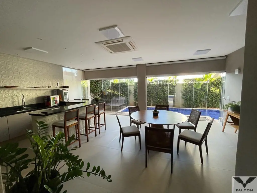 Este sobrado tem 4 suítes e uma construção de 360m² em um lote de 400m². A sala ...