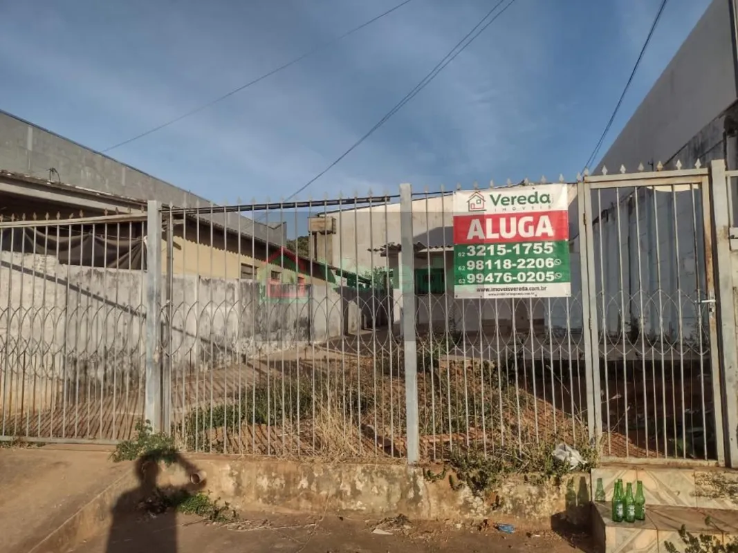 Aluguel | Casa Residencial no Setor Pedro LudovicoImóvel possui 03 quatros, send...