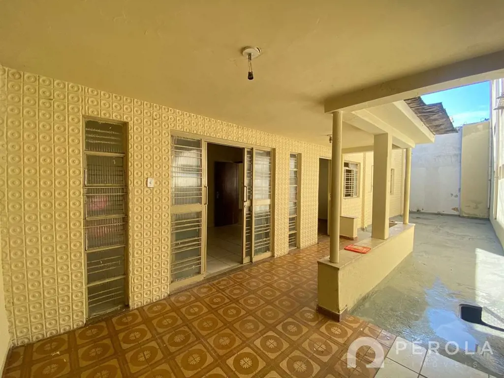 Casa com três quartos, sala, banheiro social, varanda na frente, cozinha, área d...