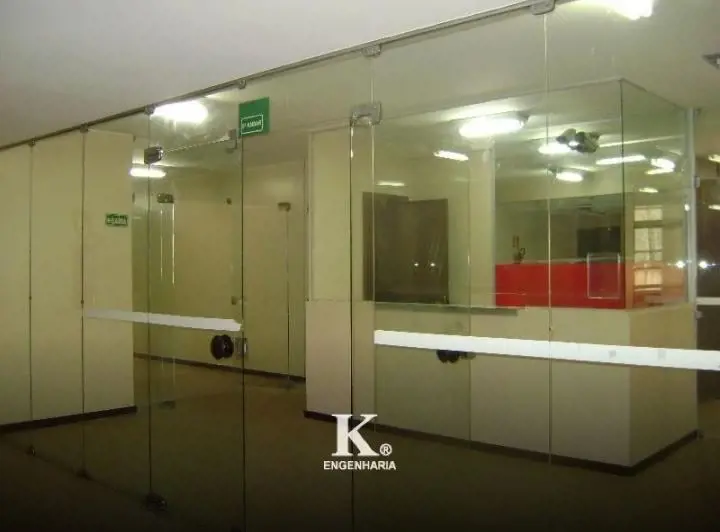 Edifício comercial com amplas salas de 40 m2 de área e banheiro privativo, local...