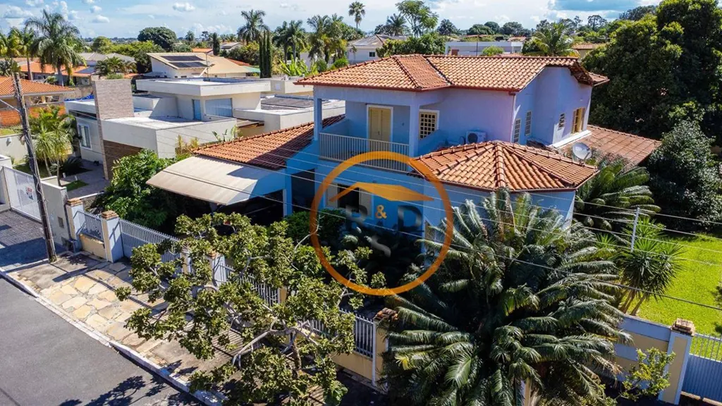 Linda casa em final de rua, dois pavimentos com casa auxiliar que assim se descr...