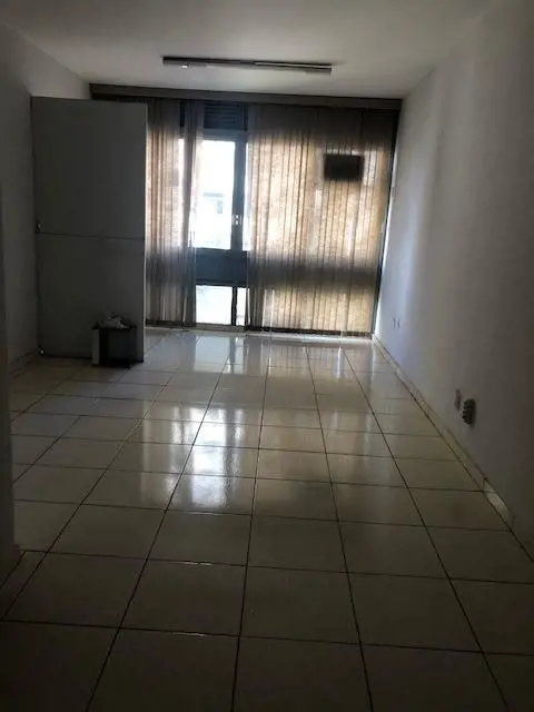 Ótimas duas salas de canto-as duas- com um banheiro e uma copa, ar cond., corred...