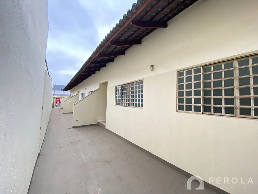 Casa geminada com dois quartos, banheiro social, sala, cozinha americana, área d...
