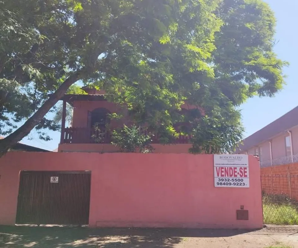 Vende -se excelente SOBRADO com BARRACÃO independente no fundo.Sobrado com 3 qua...