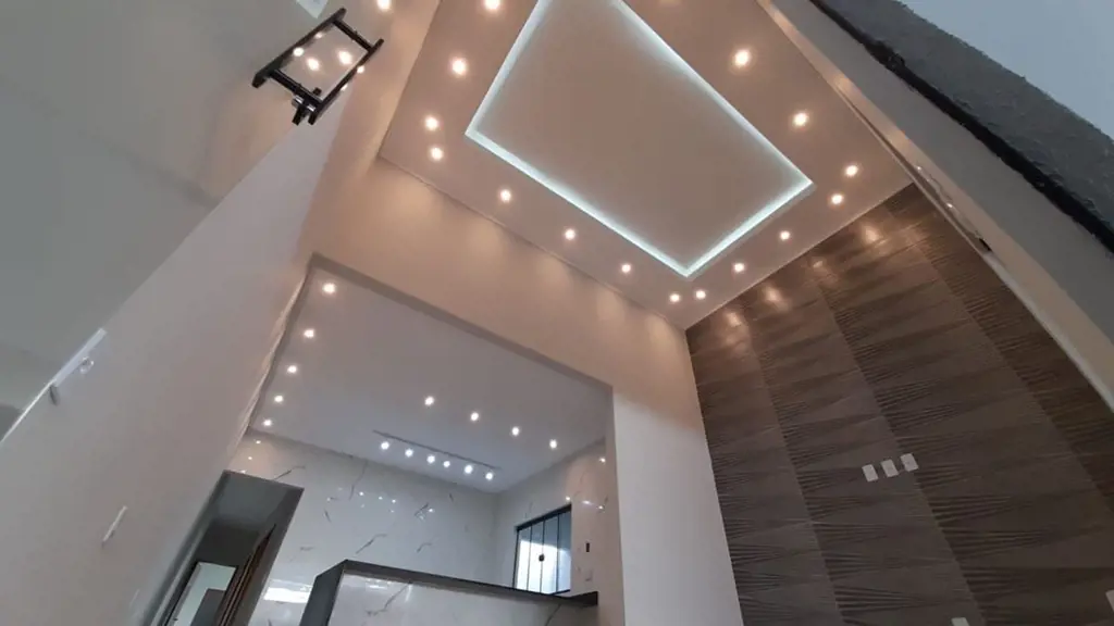 Acesso de veículo e social separados Garagem coberta p/ 2 veículosSala de estar ...