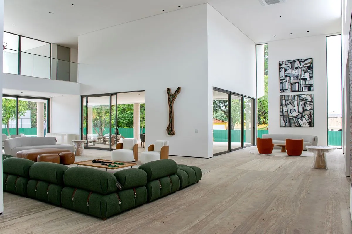 Casa luxuosa na QI 15, Lago Sul. Ampla área verde de 2.451,85 m²Projeto por Ruan...