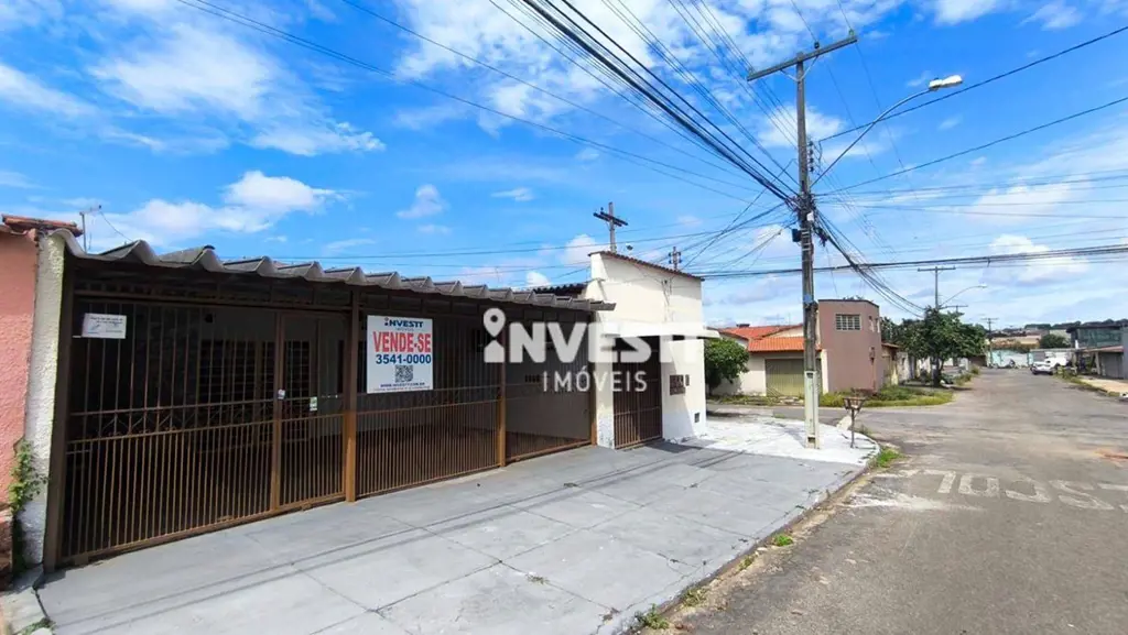 Excelente casa residencial de esquina, com 04 dormitórios e uma dispensa, tem 2 ...