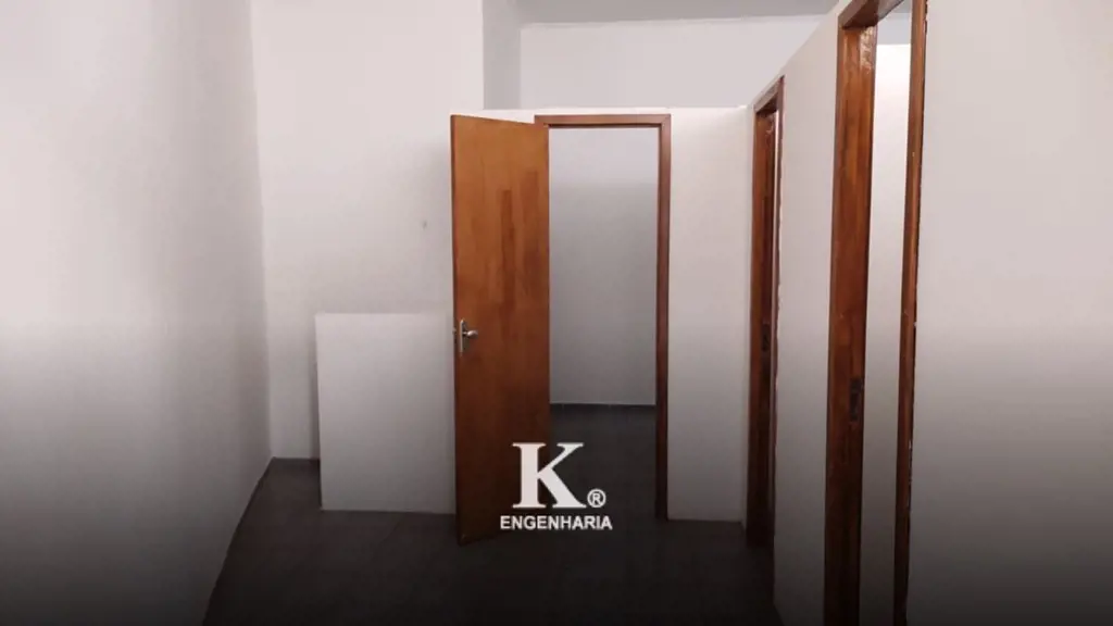 Edifício comercial de fácil acesso que possui salas comerciais, todas com banhei...