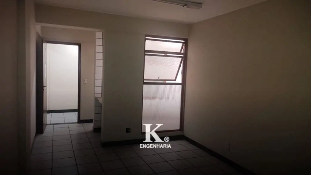 Salas comerciais com áreas que variam de 28 m2 a 36 m2, todas com banheiro priva...