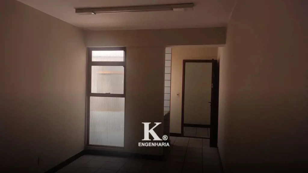 Salas comerciais com áreas que variam de 28 m2 a 36 m2, todas com banheiro priva...