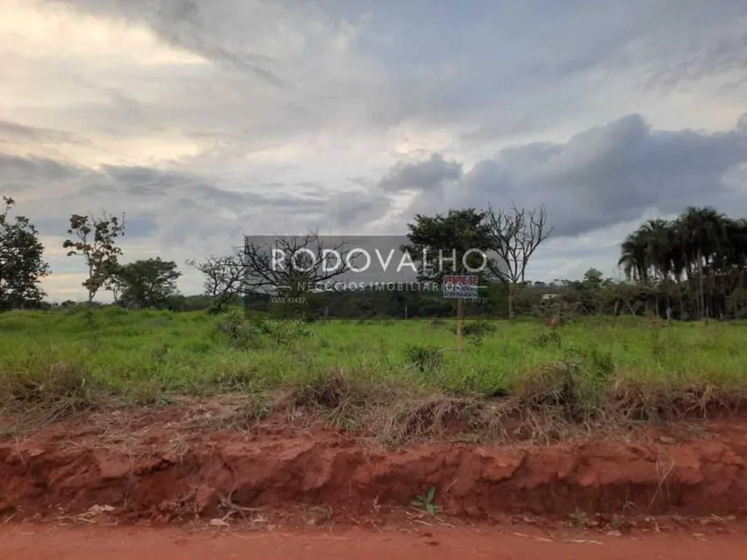 São três lotes, totalizando uma metragem de 1.119 m², no Setor Continental, em A...