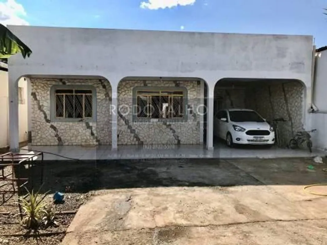 Vende-se casa com 3 quartos no Setor Coimbra.São 390 m² de terreno e 190 m² de c...