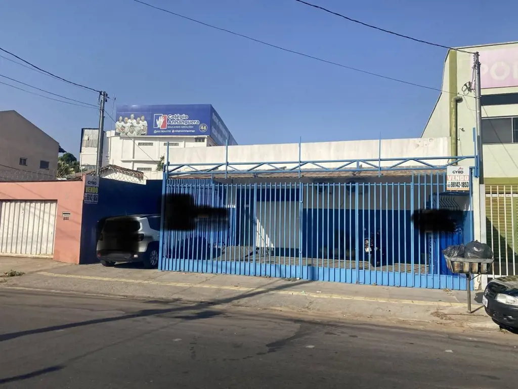 Imóvel Comercial e Casa sendo Sala Comercial de 118 m2 na frente e mais uma casa...