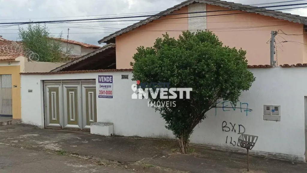 Casa de 04 quartos, 1 suíte, sala, cozinha com armários, área de serviço, 03 vag...