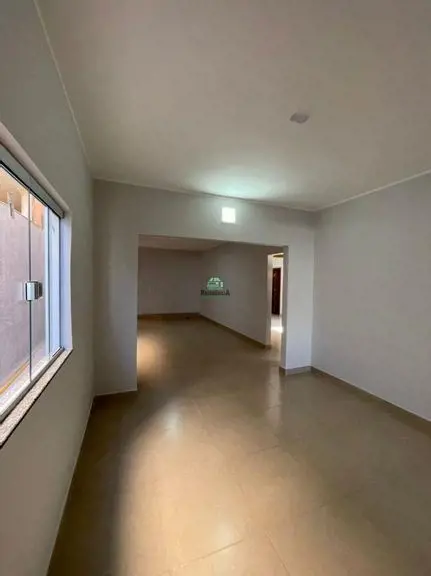 Casa Residencial no piso inferior contendo:03 quartos sendo um suíte, sala de TV...