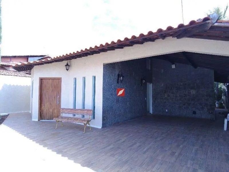 Casa térrea com Aproximadamente 305m²:Imóvel dividido em:Sala amplaLavaboSala de...