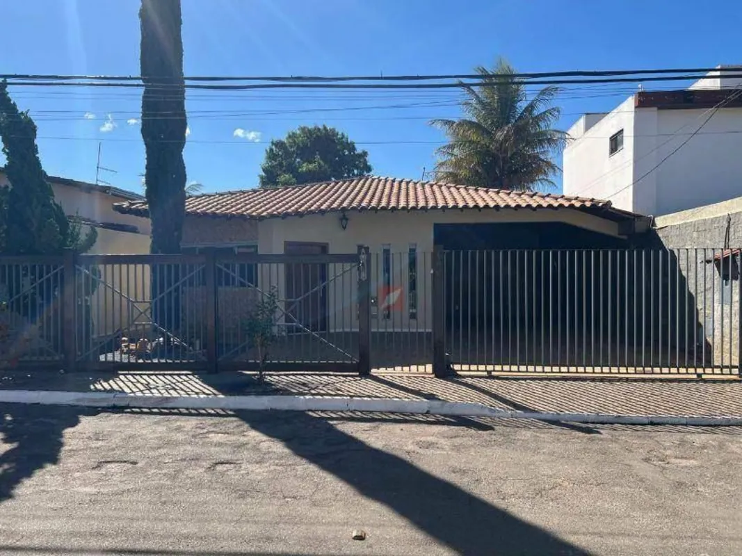 Casa térrea com Aproximadamente 305m²:Imóvel dividido em:Sala amplaLavaboSala de...