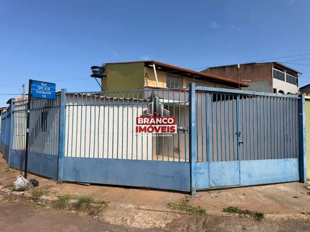 Branco Imóveis - Aluga casa na QR 318 CONJUNTO 12, o imóvel possui 90m², próximo...