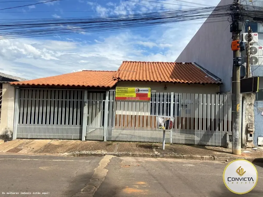 ENDEREÇO: QUADRA 18 CASA 24 ETAPA A - VALPARAISO Uma casa com 3 quartos, sendo 1...