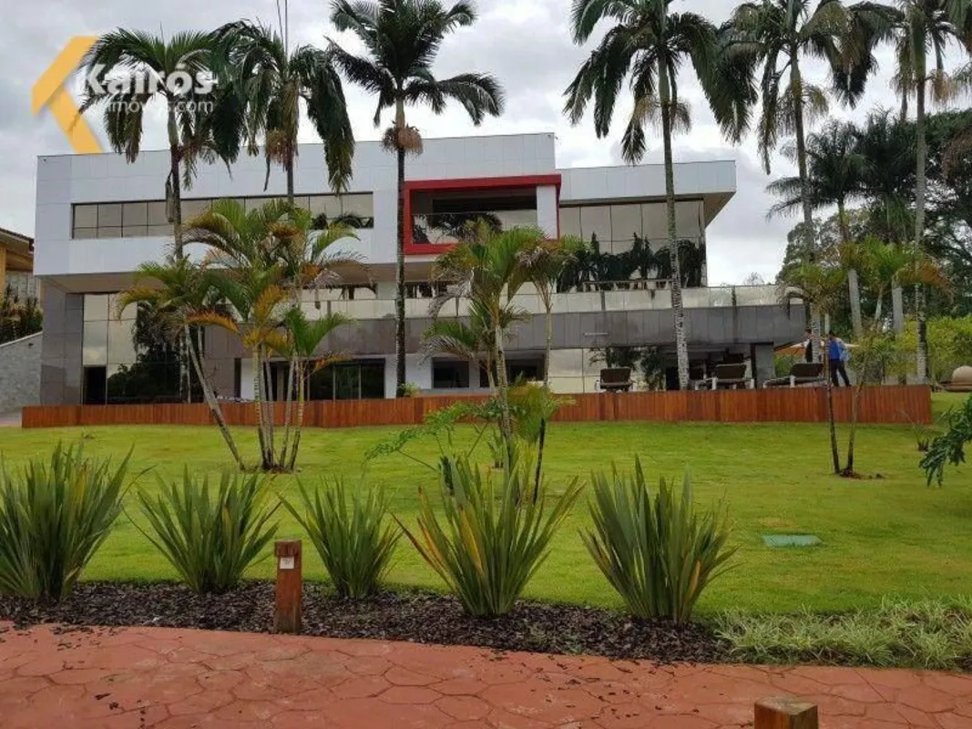 Suntuosa mansão com 5 suítes másters, 1.312,58m² construídos em um terreno beira...